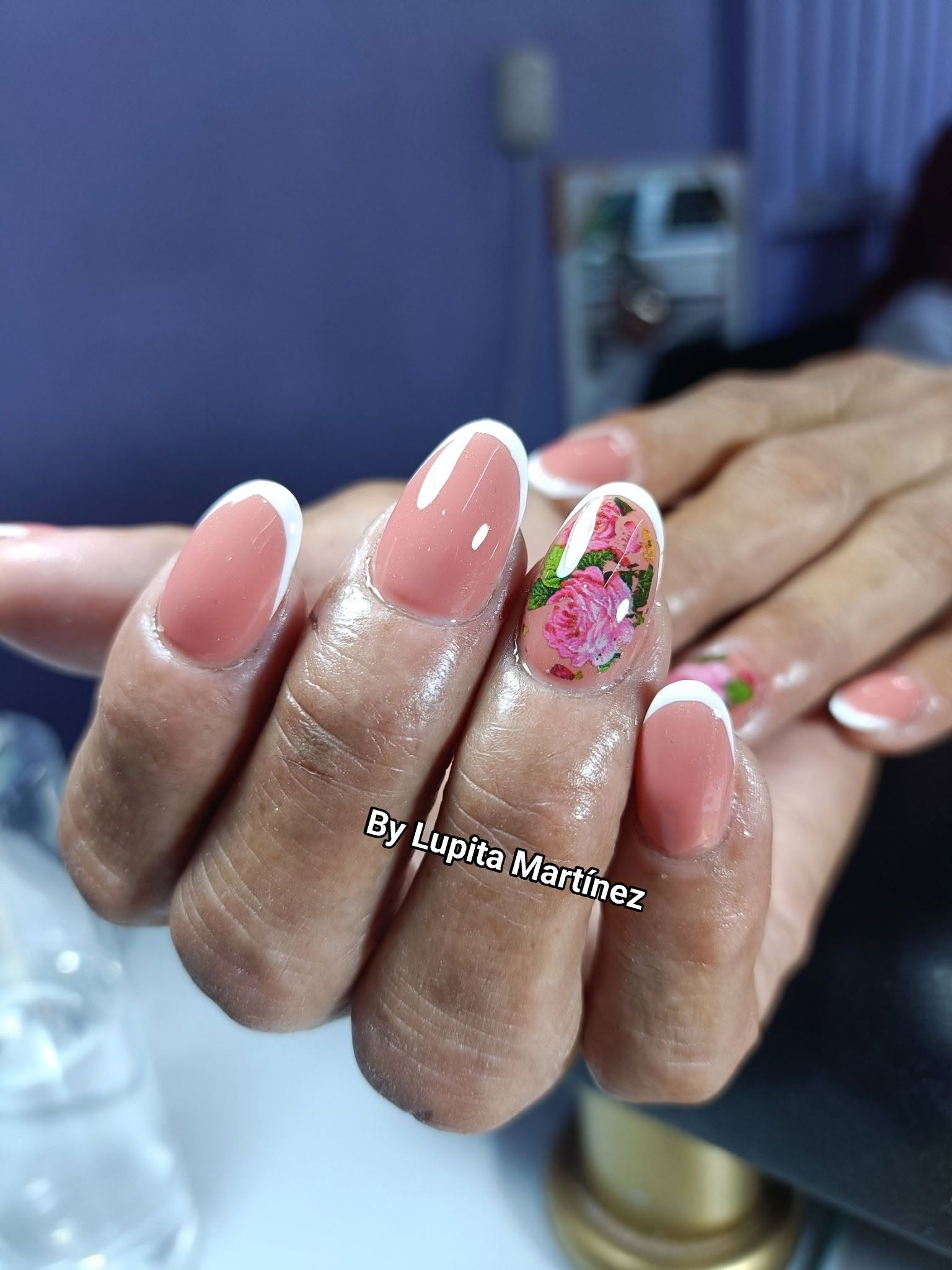 Taller de aplicación de uñas en Studio Lupita Martínez